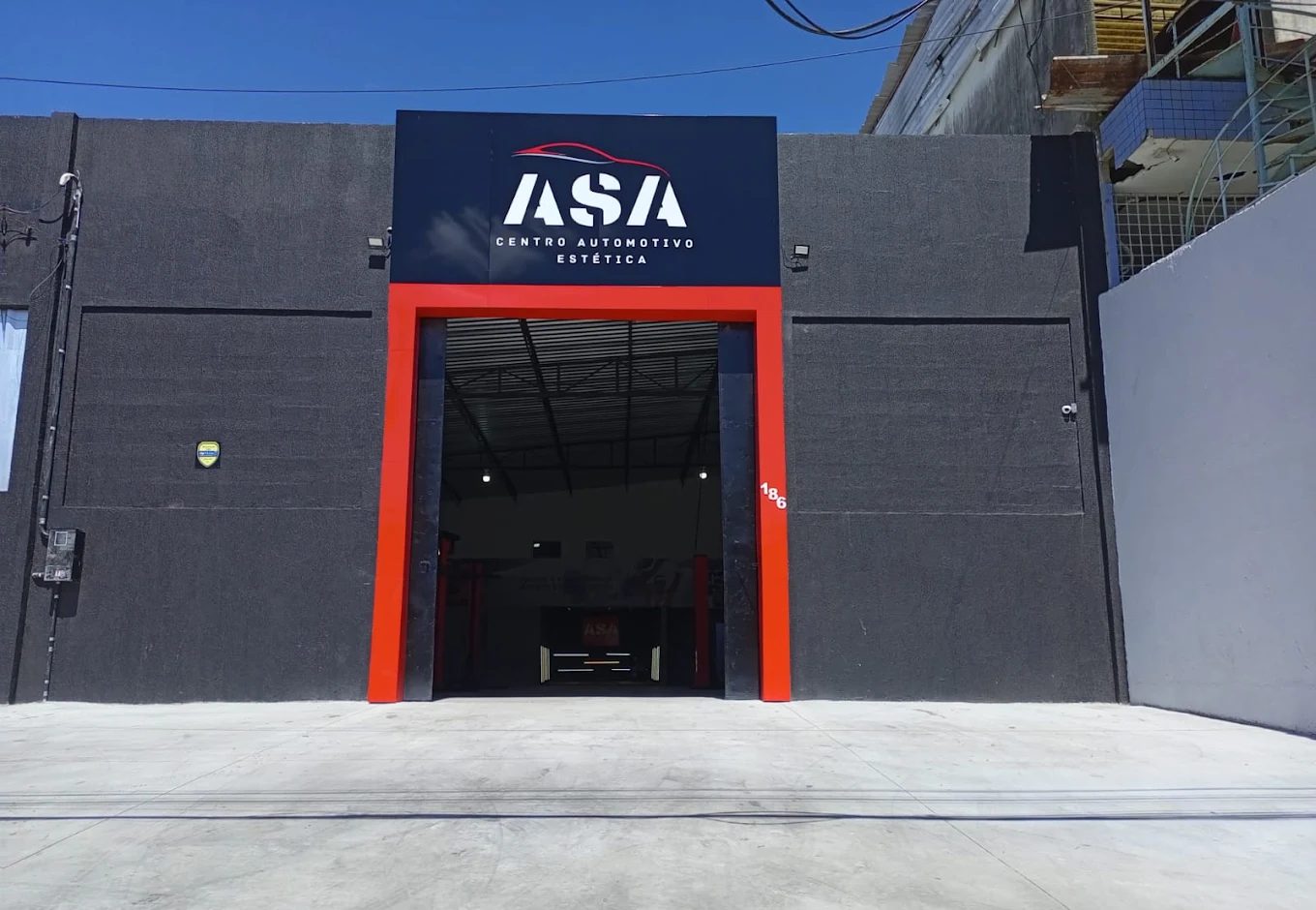 Fachada da ASA Centro Automotivo e Estética, com a logomarca e o portal vermelho da entrada